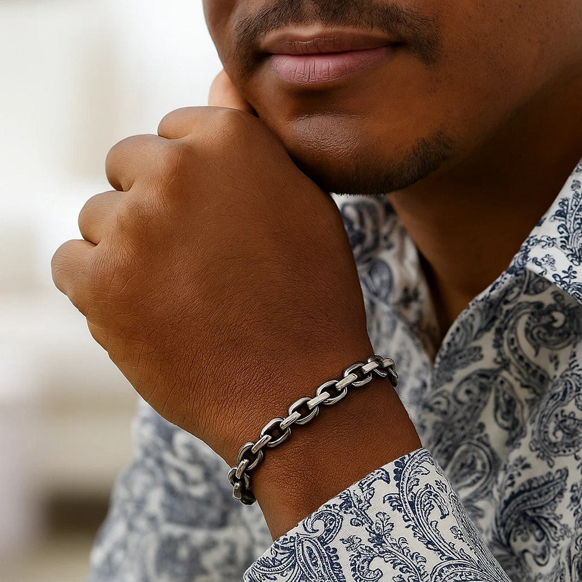 Oval Link Bracelet with Gunmetal Finish in Silver (7.70 mm)