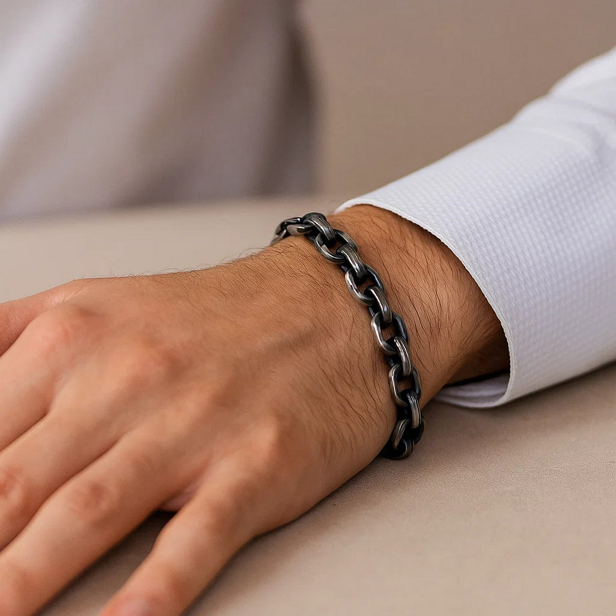 Oval Link Bracelet with Gunmetal Finish in Silver (7.70 mm)