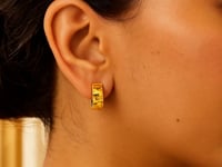 Reversible Textured Huggie Hoop Earrings in 14K Yellow Gold — product video