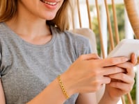 Lightweight Figaro Chain Bracelet in 14K Yellow Gold (4.70 mm) — product video