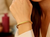 Fluted Twist Bangle in 14K Yellow Gold (5.30 mm) — product video